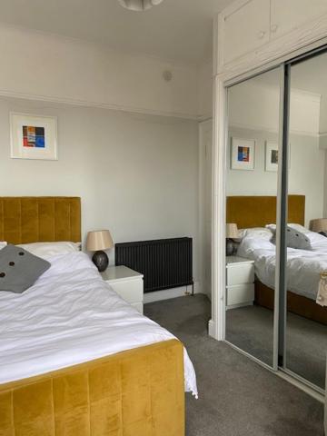 Central en-suite double room view 3