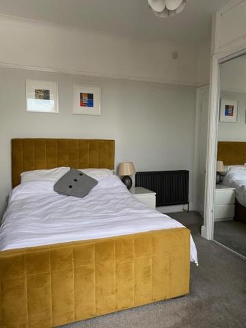 Central en-suite double room view 4