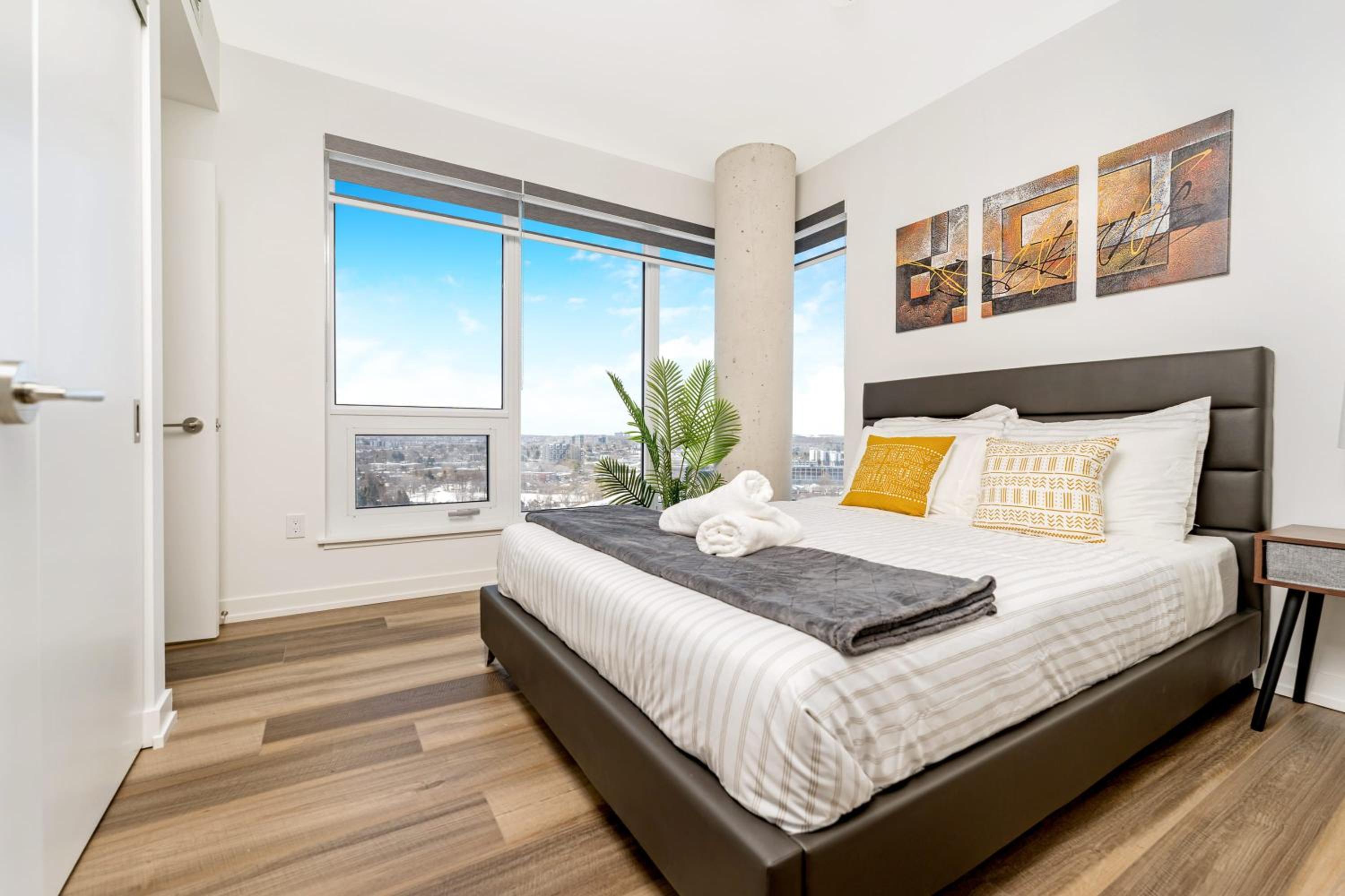 Chic & Spacious 2BR Condo - Sweeping Views