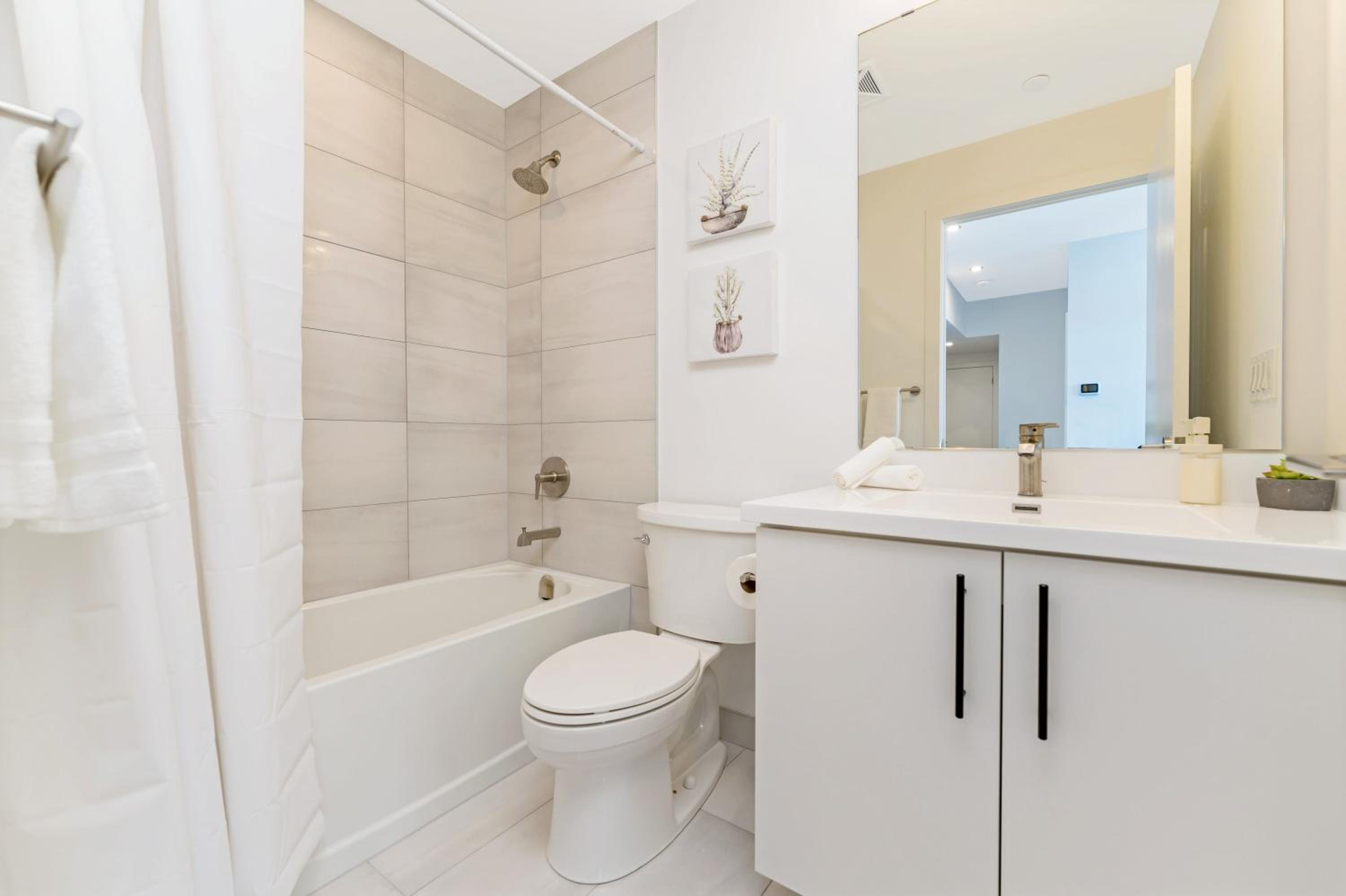 Chic & Spacious 2BR Condo - Sweeping Views