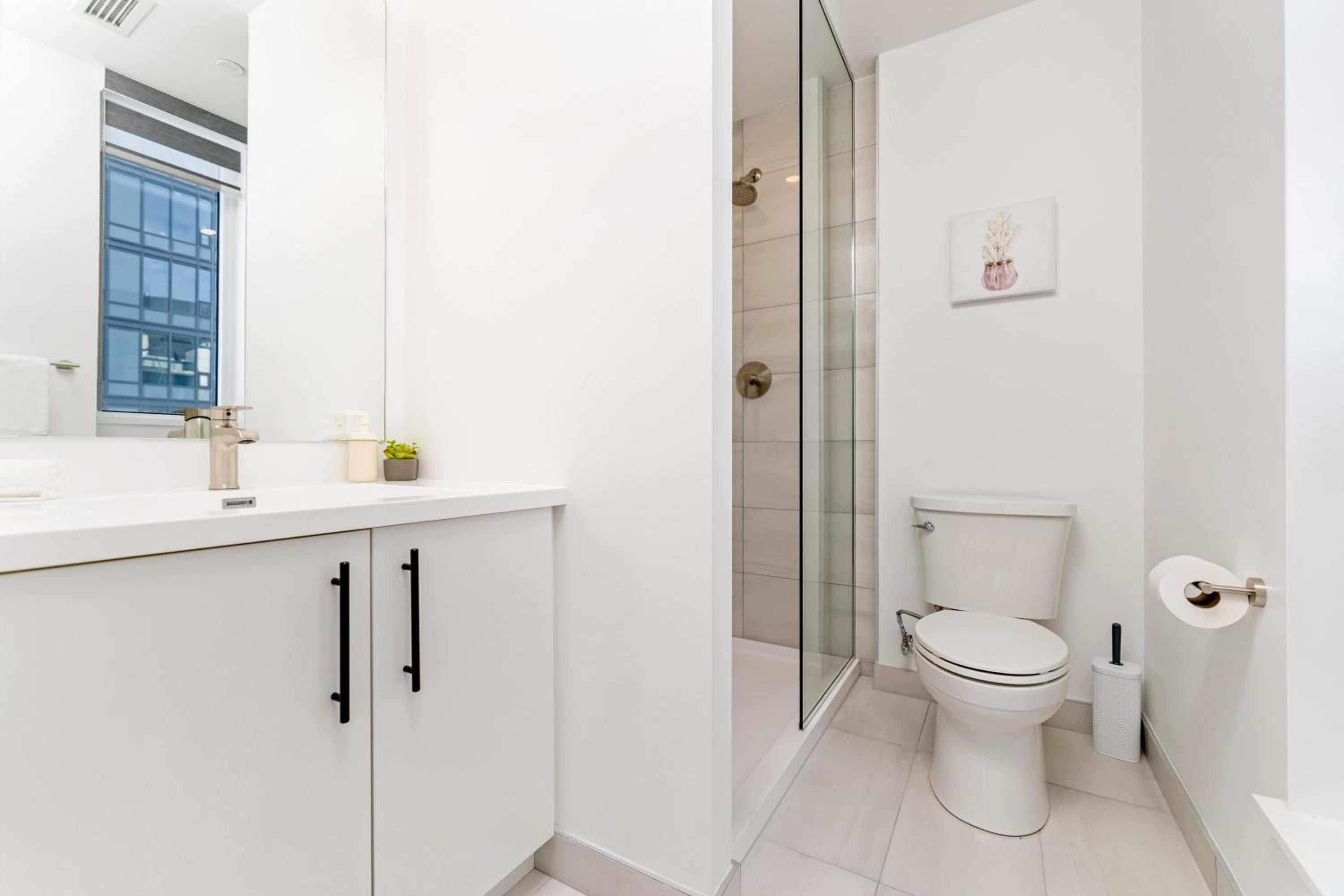 Chic & Spacious 2BR Condo - Sweeping Views