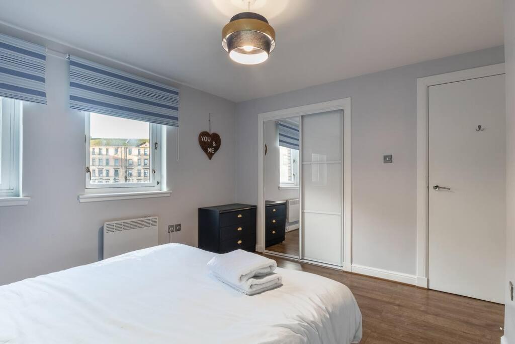 ** Modern Merchant City 1 BED Apartment with Free Parking ** view 2