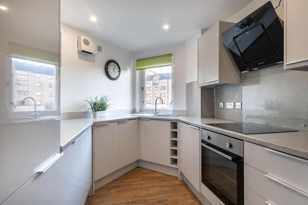 ** Modern Merchant City 1 BED Apartment with Free Parking ** view 4