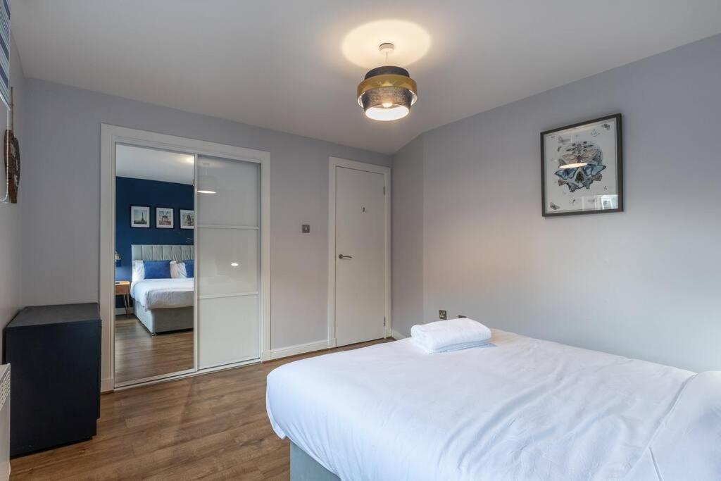 ** Modern Merchant City 1 BED Apartment with Free Parking ** view 3