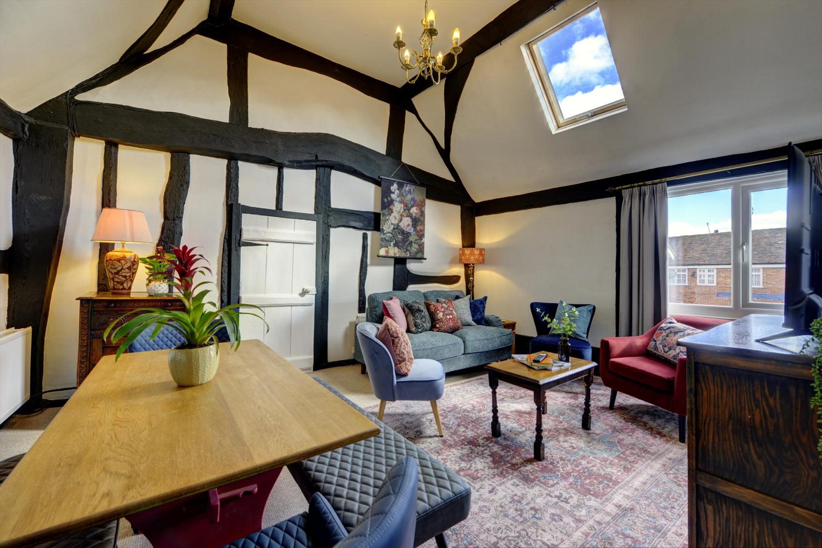 Loft Cottage by Spa Town Property - 2 Bed Tudor Retreat Near to Stratford-upon-Avon, Warwick & Solihull view 3
