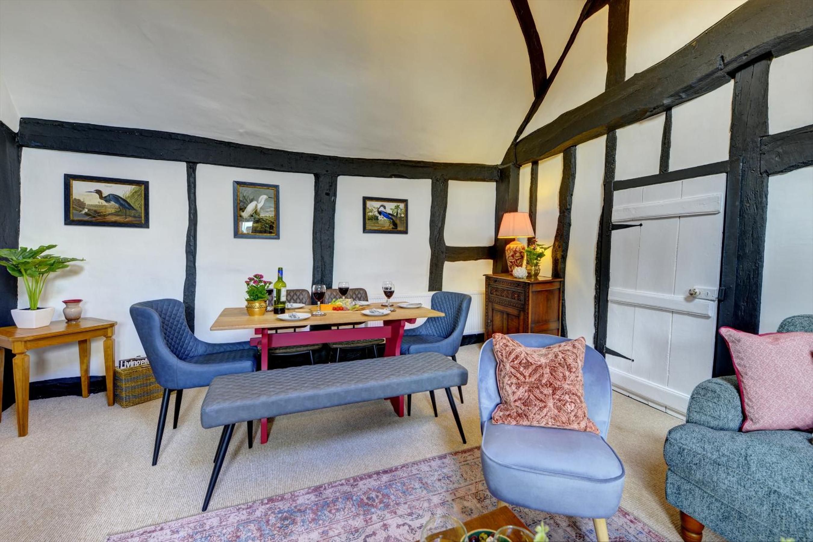 Loft Cottage by Spa Town Property - 2 Bed Tudor Retreat Near to Stratford-upon-Avon, Warwick & Solihull view 2