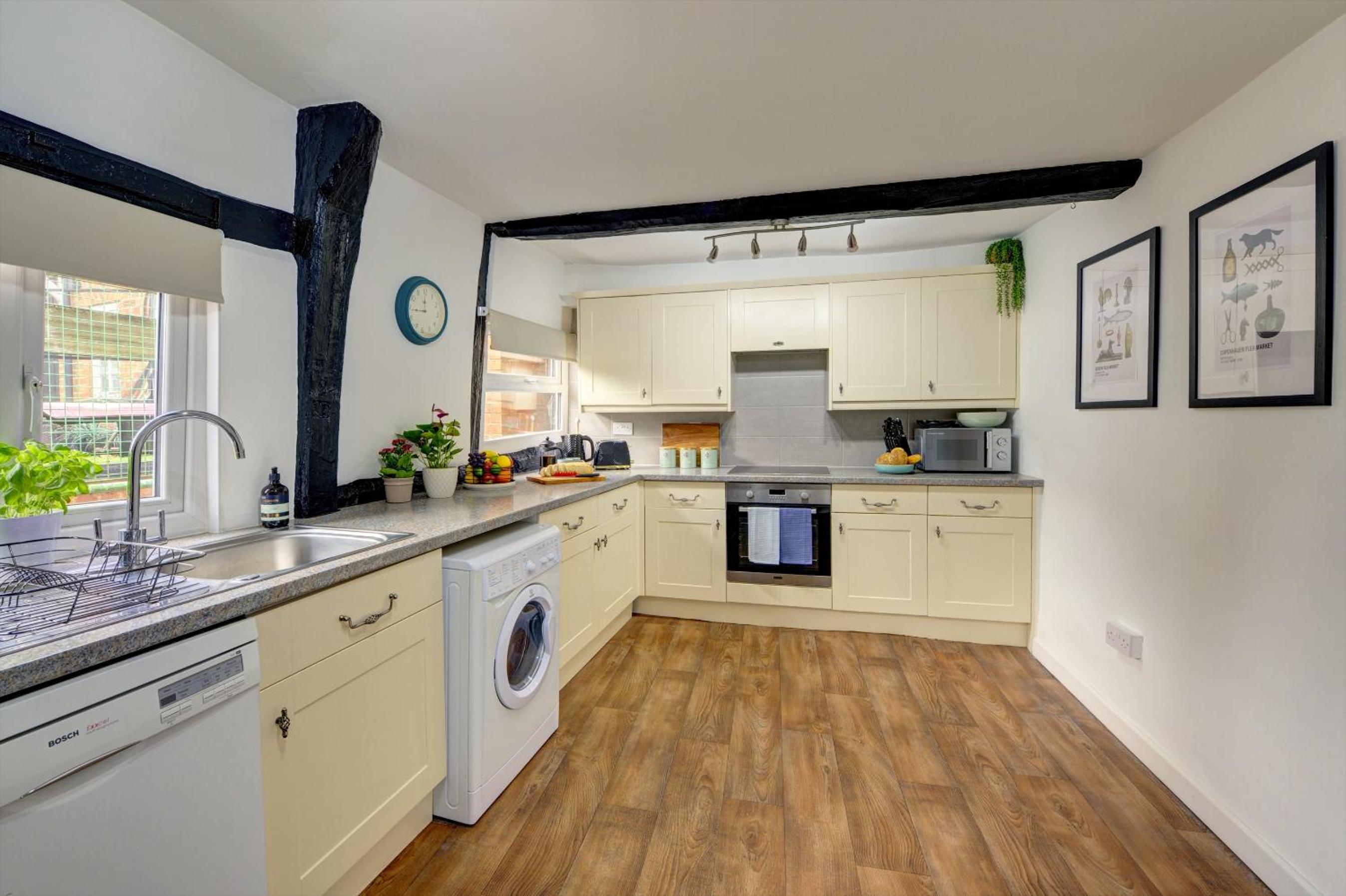 Loft Cottage by Spa Town Property - 2 Bed Tudor Retreat Near to Stratford-upon-Avon, Warwick & Solihull view 4