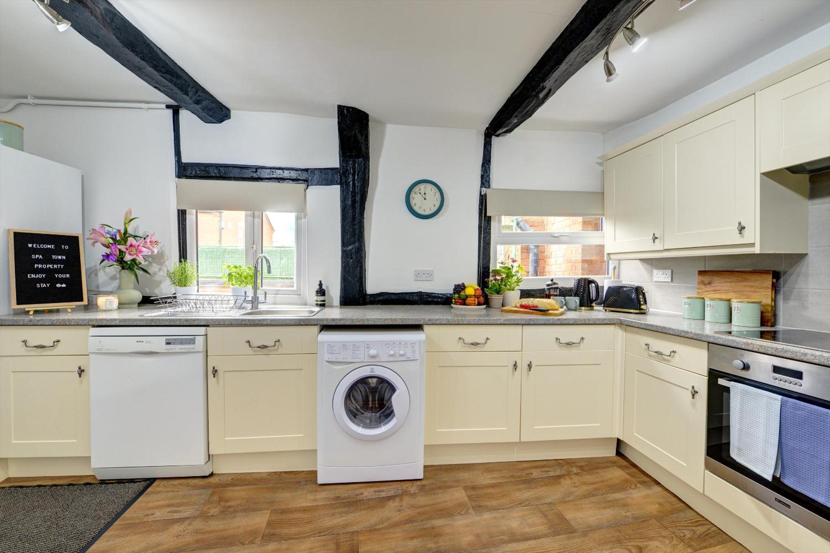 Loft Cottage by Spa Town Property - 2 Bed Tudor Retreat Near to Stratford-upon-Avon, Warwick & Solihull view 5