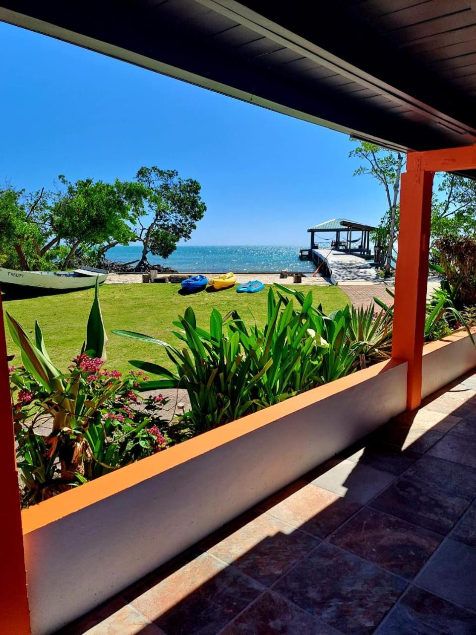 Therapy Cabins - Belize Island Experience