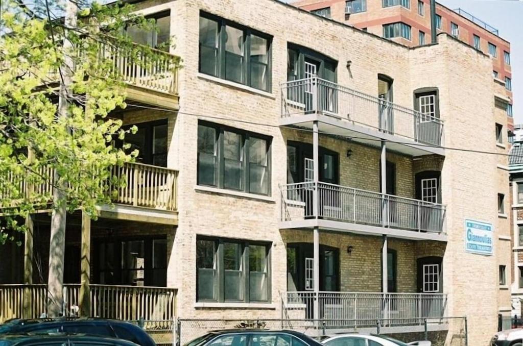 Wrigleyville Home away from Home! 5 mins from downtown! steps from Lake!! Cozy! view 4