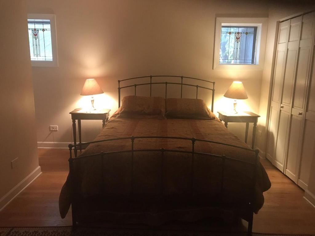 Wrigleyville Home away from Home! 5 mins from downtown! steps from Lake!! Cozy! view 5