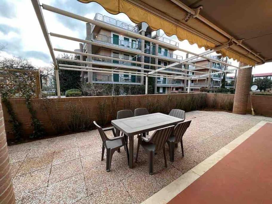 Appartamento tranquillo con patio e piscina