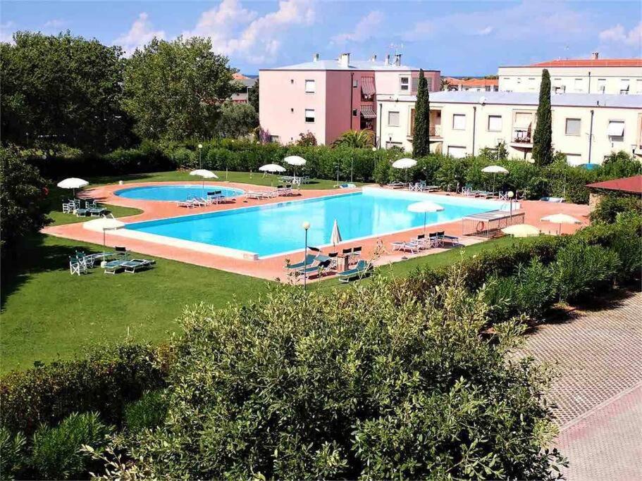 Appartamento tranquillo con patio e piscina