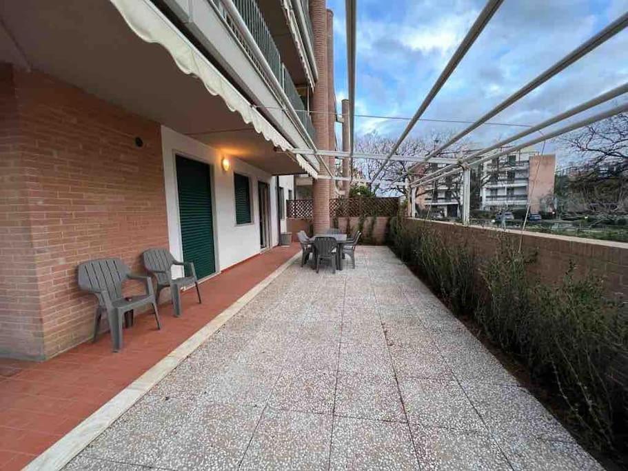 Appartamento tranquillo con patio e piscina