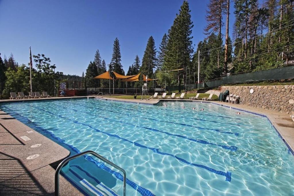 Blue Lake Chalet- 3 Bedroom + Loft/Pool Table in Arnold/Bear Valley (Pet-Friendly)