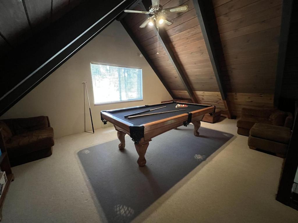 Blue Lake Chalet- 3 Bedroom + Loft/Pool Table in Arnold/Bear Valley (Pet-Friendly)