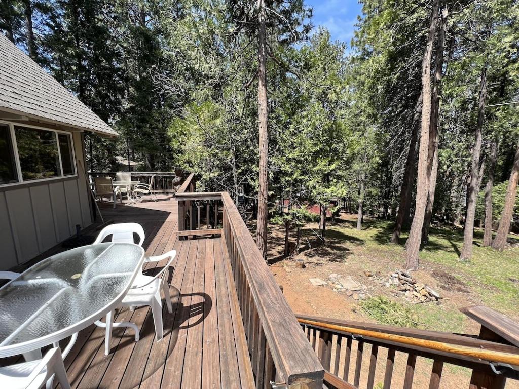 Blue Lake Chalet- 3 Bedroom + Loft/Pool Table in Arnold/Bear Valley (Pet-Friendly)