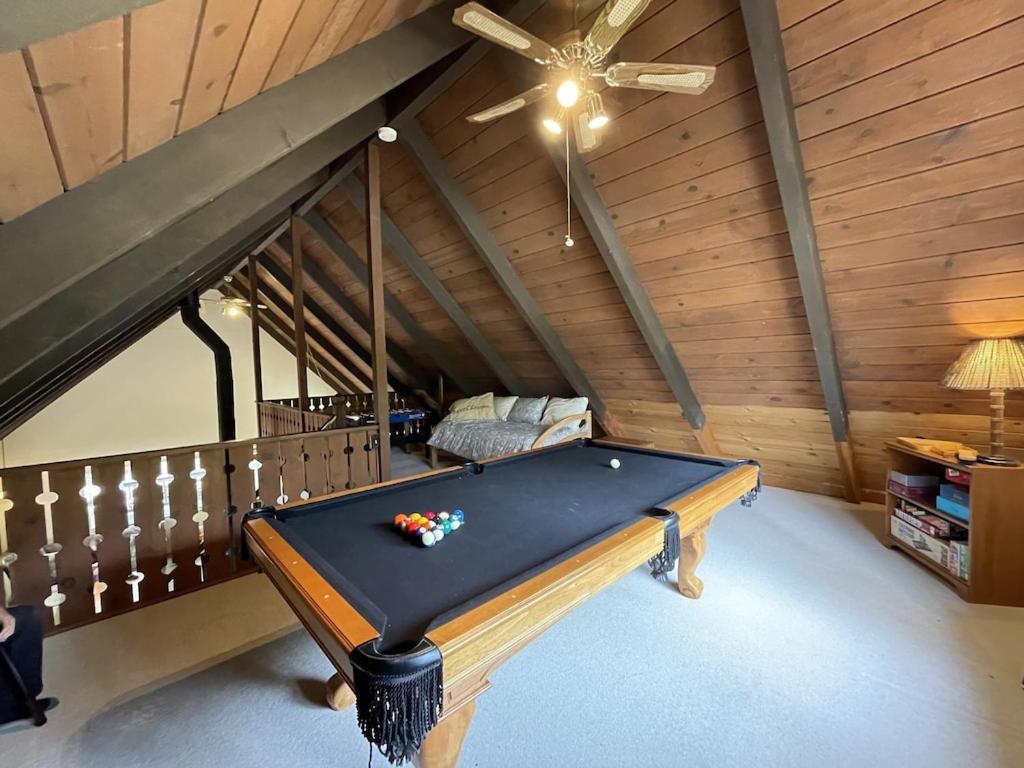 Blue Lake Chalet- 3 Bedroom + Loft/Pool Table in Arnold/Bear Valley (Pet-Friendly)