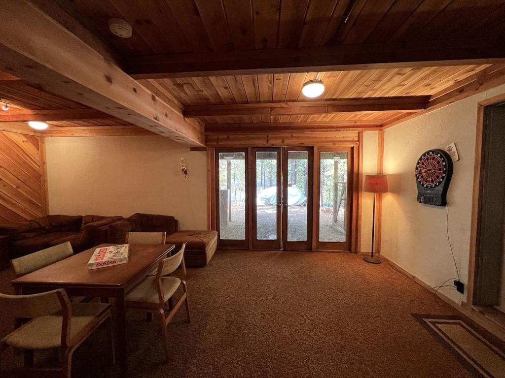 Blue Lake Chalet- 3 Bedroom + Loft/Pool Table in Arnold/Bear Valley (Pet-Friendly)