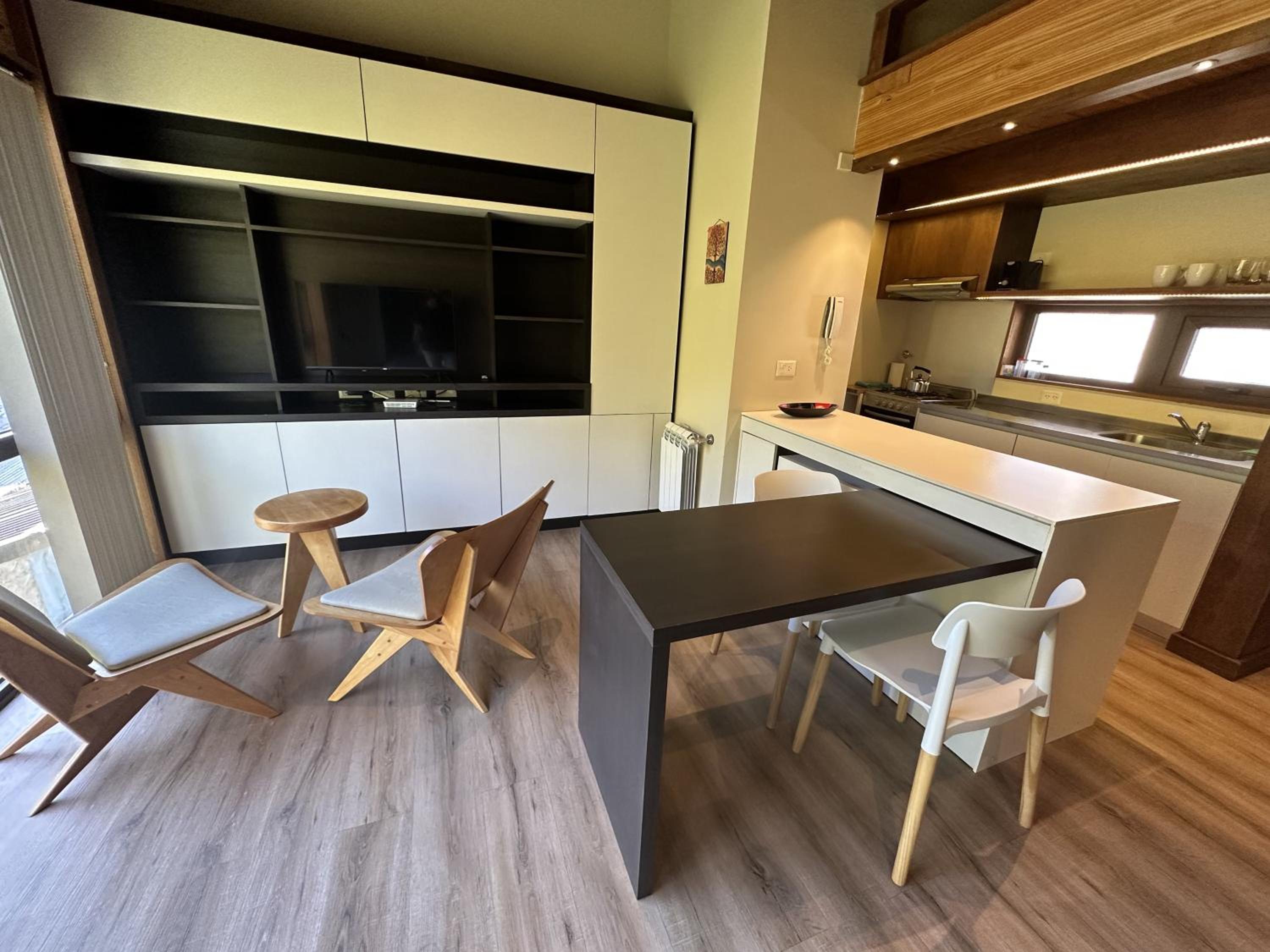 Hermoso monoambiente de diseño, todo en madera, en el centro de SMA. 21V2