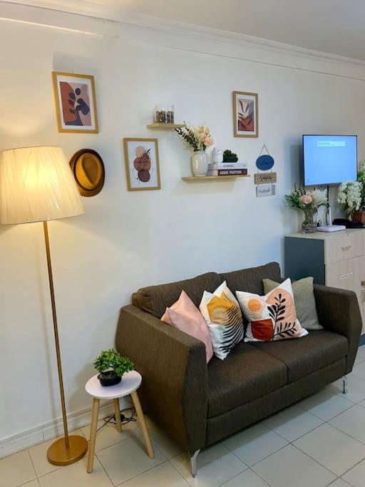 Attractive studio with Luxury bed Good for 1-4pax High speed WiFi with Netflix Free Pool & Parking