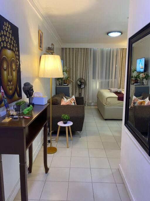 Attractive studio with Luxury bed Good for 1-4pax High speed WiFi with Netflix Free Pool & Parking