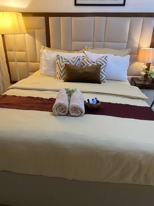 Attractive studio with Luxury bed Good for 1-4pax High speed WiFi with Netflix Free Pool & Parking
