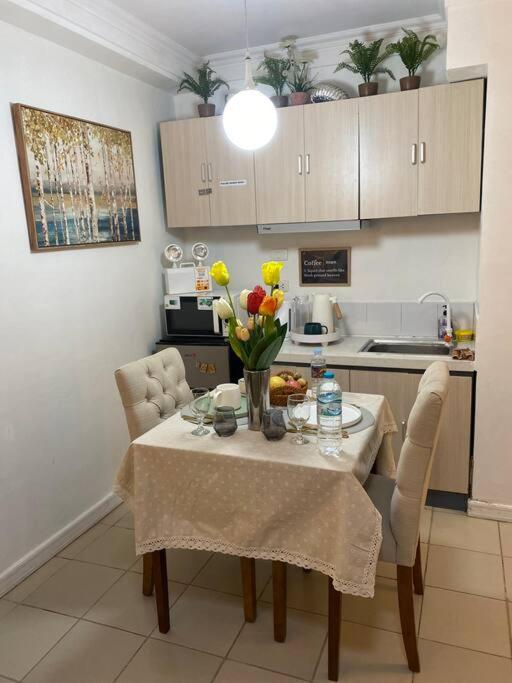 Attractive studio with Luxury bed Good for 1-4pax High speed WiFi with Netflix Free Pool & Parking