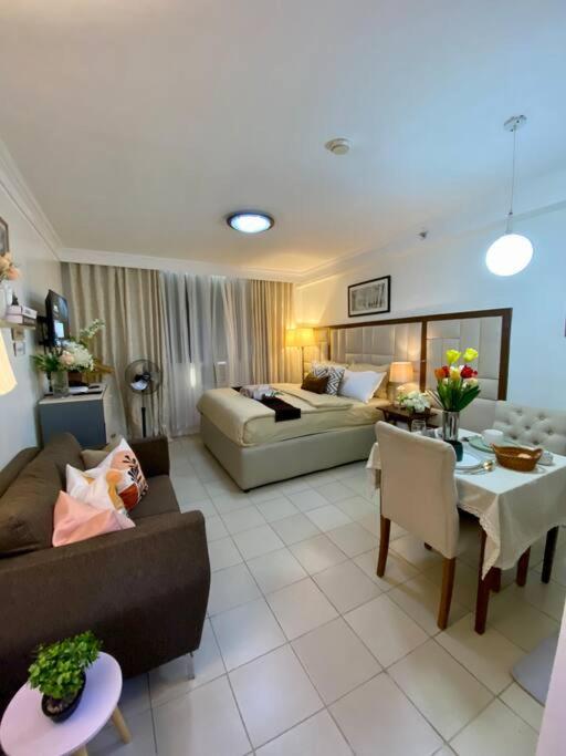 Attractive studio with Luxury bed Good for 1-4pax High speed WiFi with Netflix Free Pool & Parking