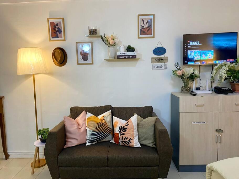Attractive studio with Luxury bed Good for 1-4pax High speed WiFi with Netflix Free Pool & Parking