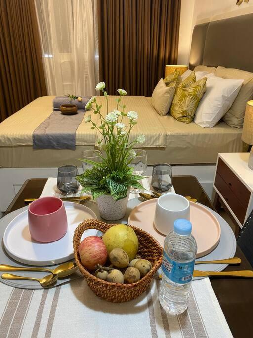 Minimalist studio with Luxury bed Good for 1-4pax High speed WiFi with Netflix Free Pool & Parking view 2