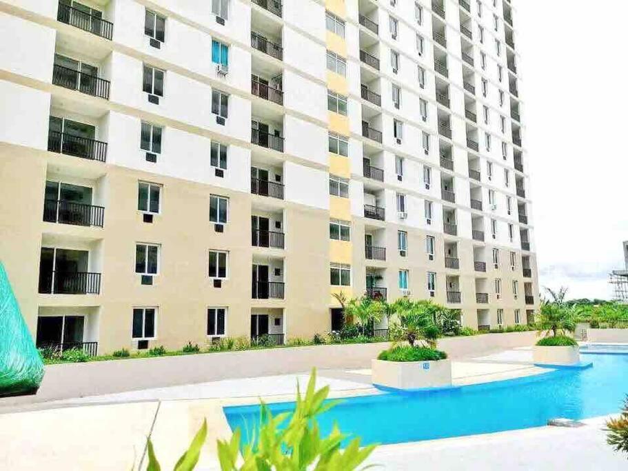 Minimalist studio with Luxury bed Good for 1-4pax High speed WiFi with Netflix Free Pool & Parking view 5