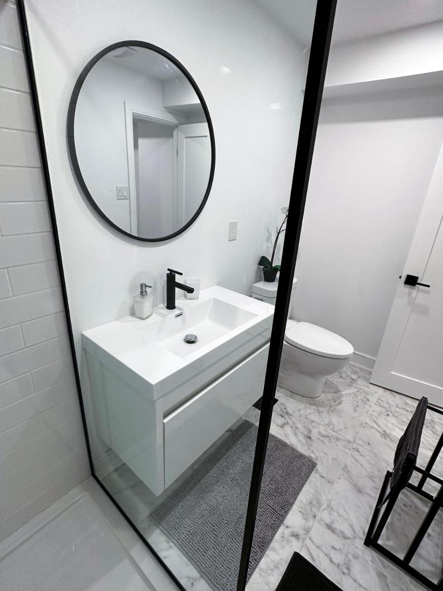 New  Renovated Spacious 2BR Apt in Thornhill - Property Image 29