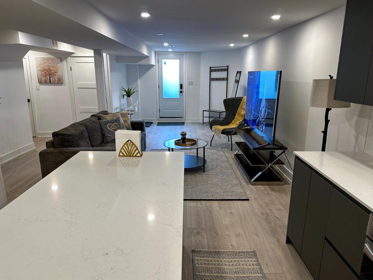 New  Renovated Spacious 2BR Apt in Thornhill - Property Image 28