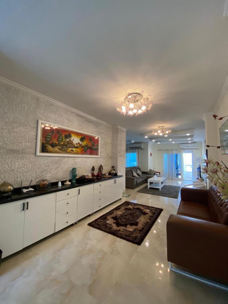 Hotel Beautiful 3-Bedroom Apartment on the 4th Floor with Personal Jacuzzi on the Roof and 3 Balconies with Spectacular Seaview - Image 1