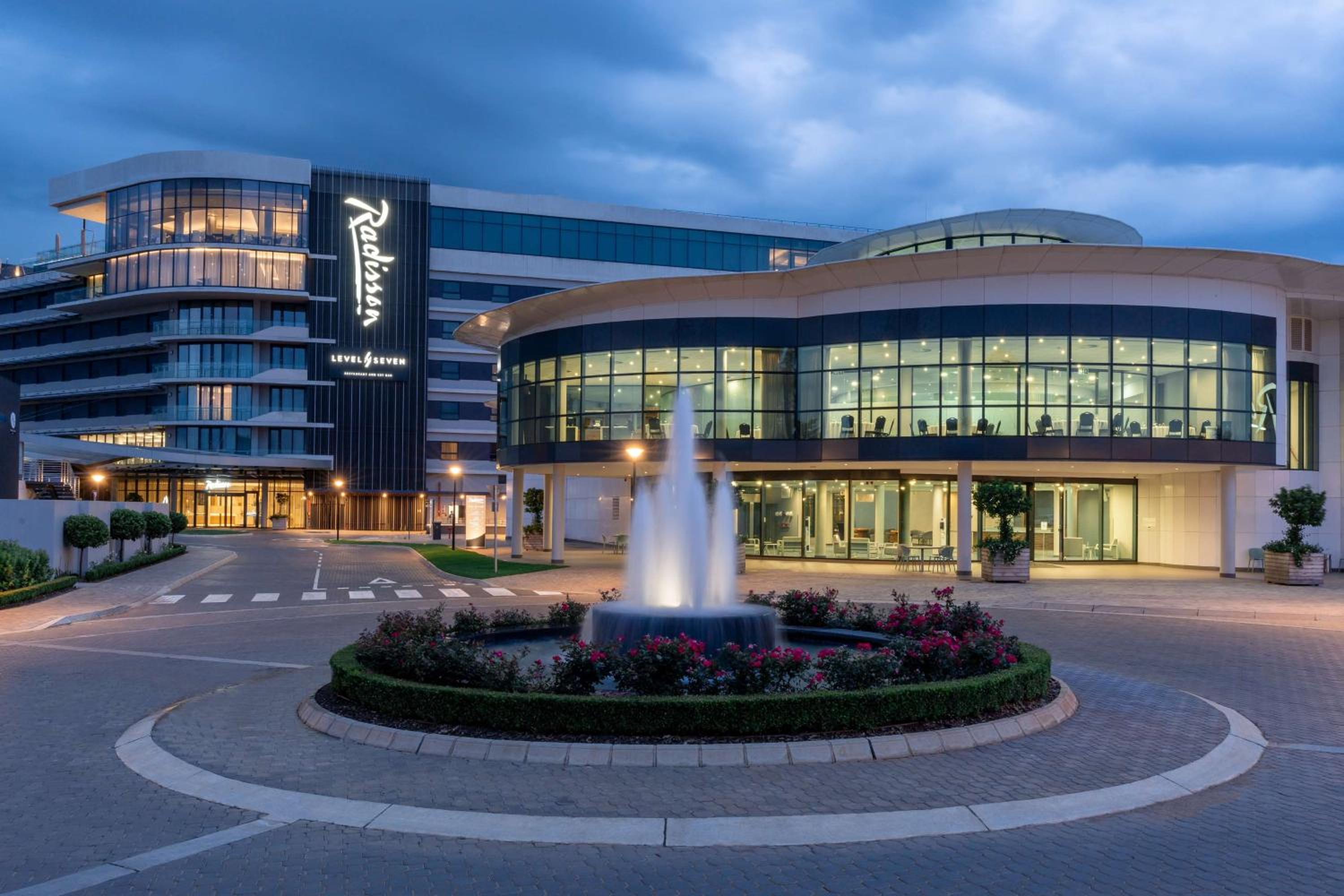 Johannesburg Vacations - Radisson Hotel and Convention Centre OR Tambo Airport - Property Image 1