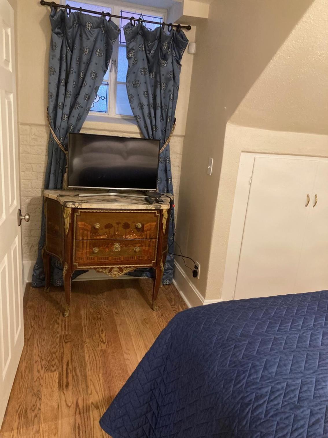 Pineapple House, Cozy Garden Apartment, City Center! Marble-Tiled Bathroom! FREE parking! view 3