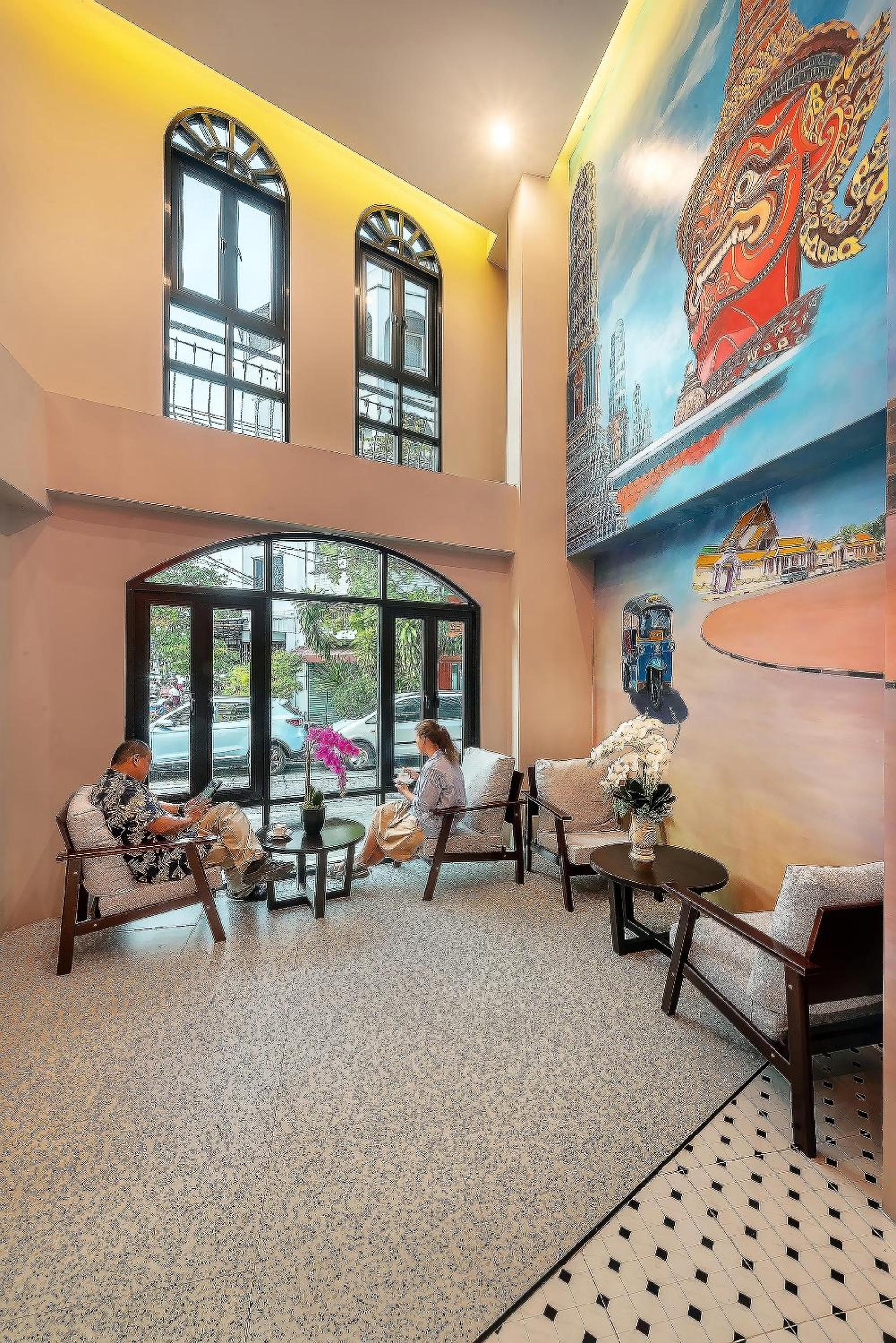 Phra Nakhon Poshtel