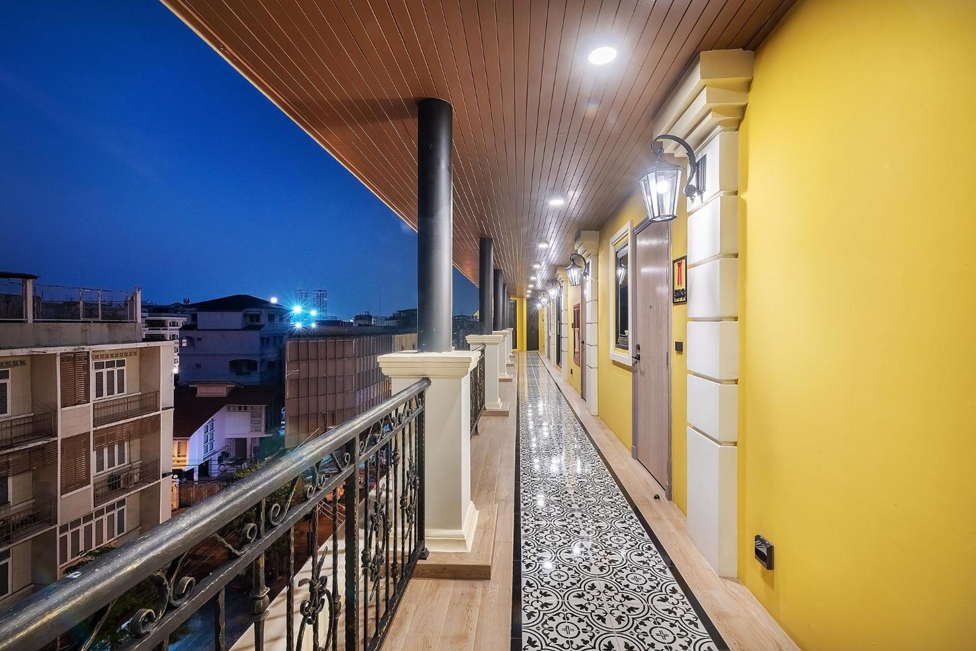 Phra Nakhon Poshtel