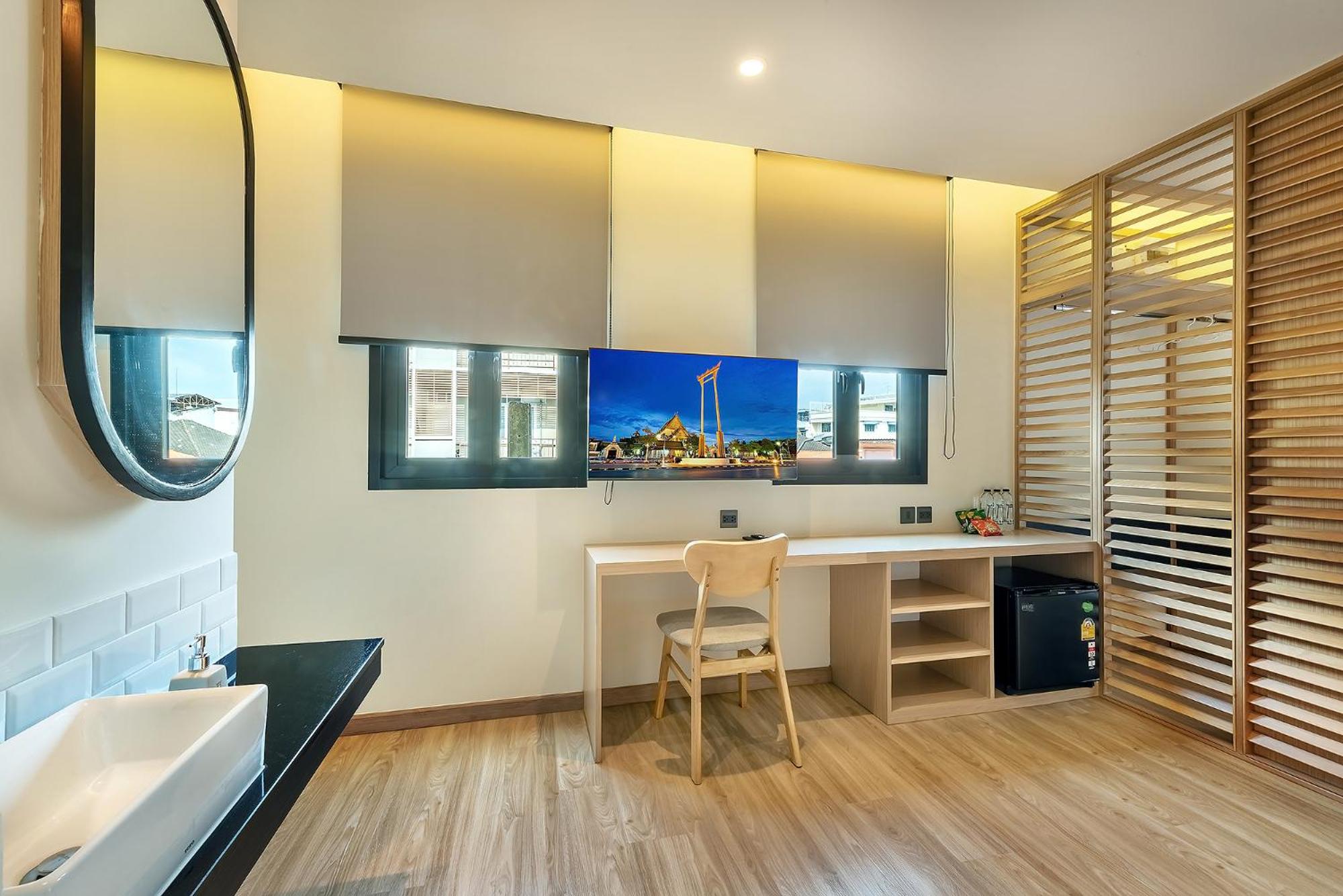 Phra Nakhon Poshtel