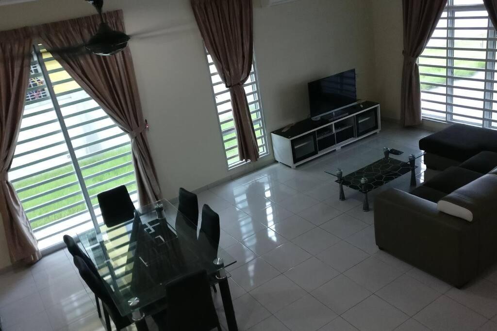 Setia Residen Semi-D two half storey 5 Bedrooms unlimited wifi view 2