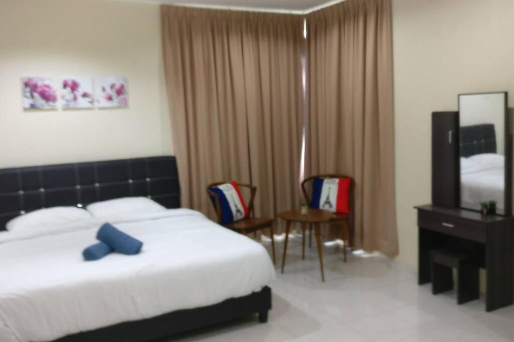 Setia Residen Semi-D two half storey 5 Bedrooms unlimited wifi photo 3