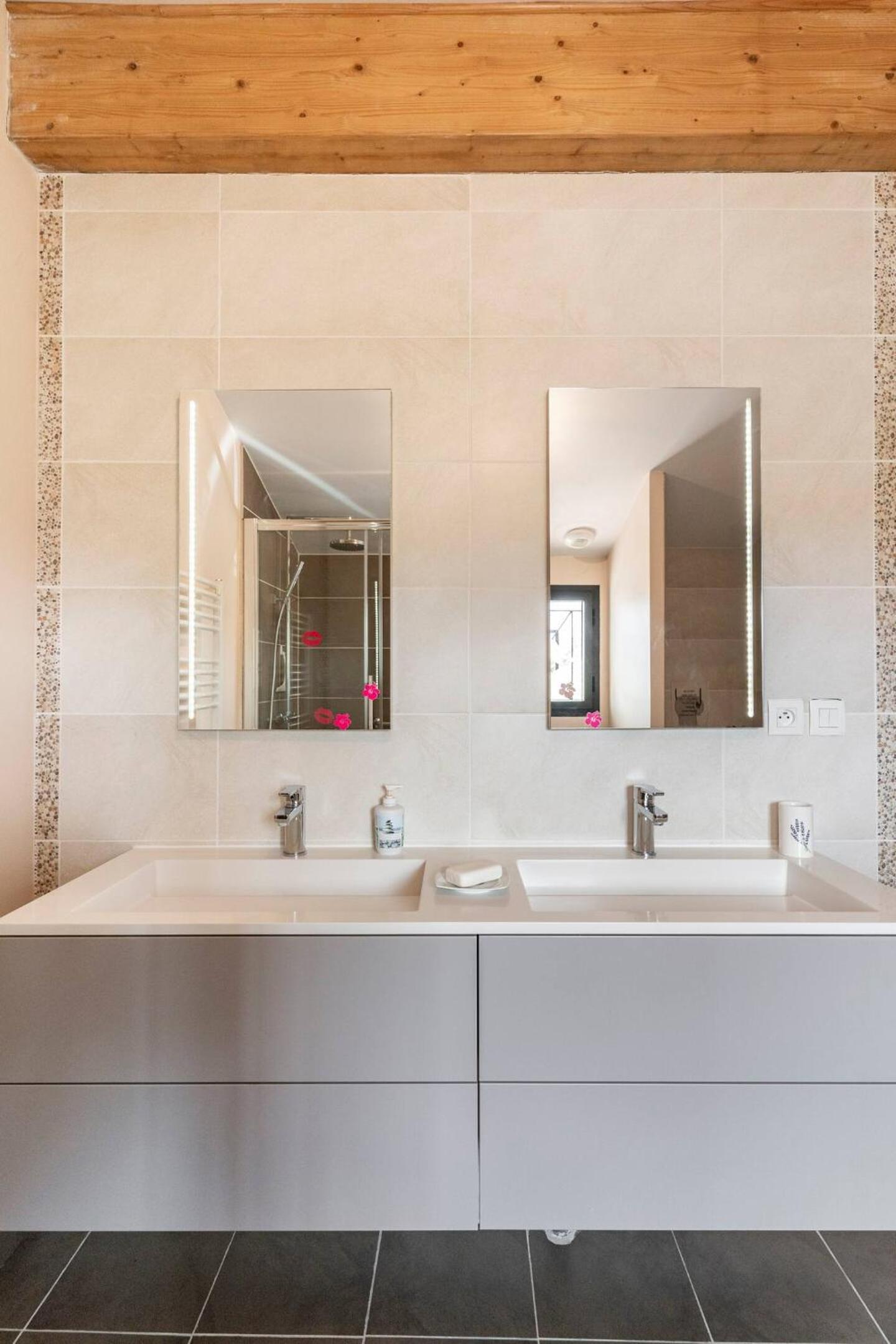 Grande chambre privée avec salle de bain et WC view 4