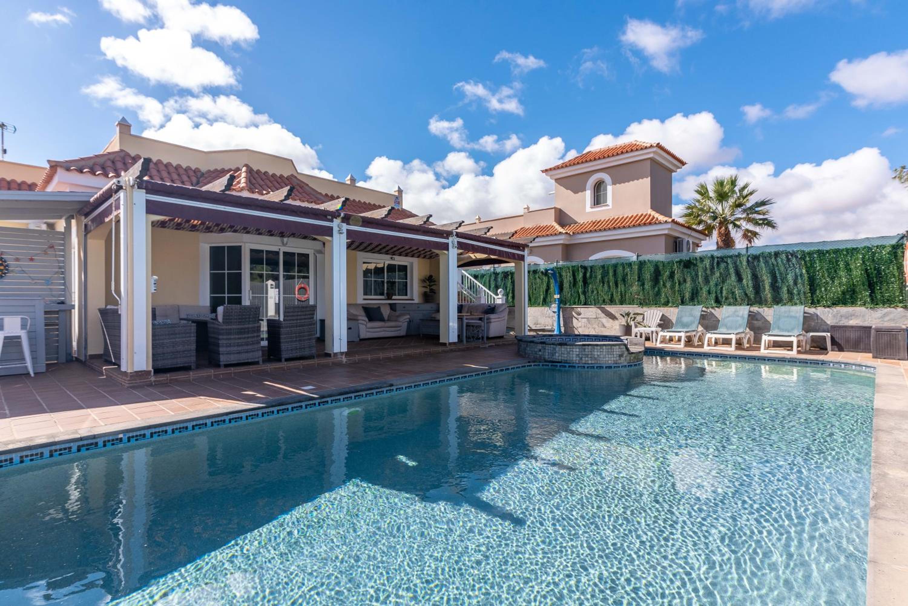 Hotel Comfortable Family House With Pool And Jacuzzi