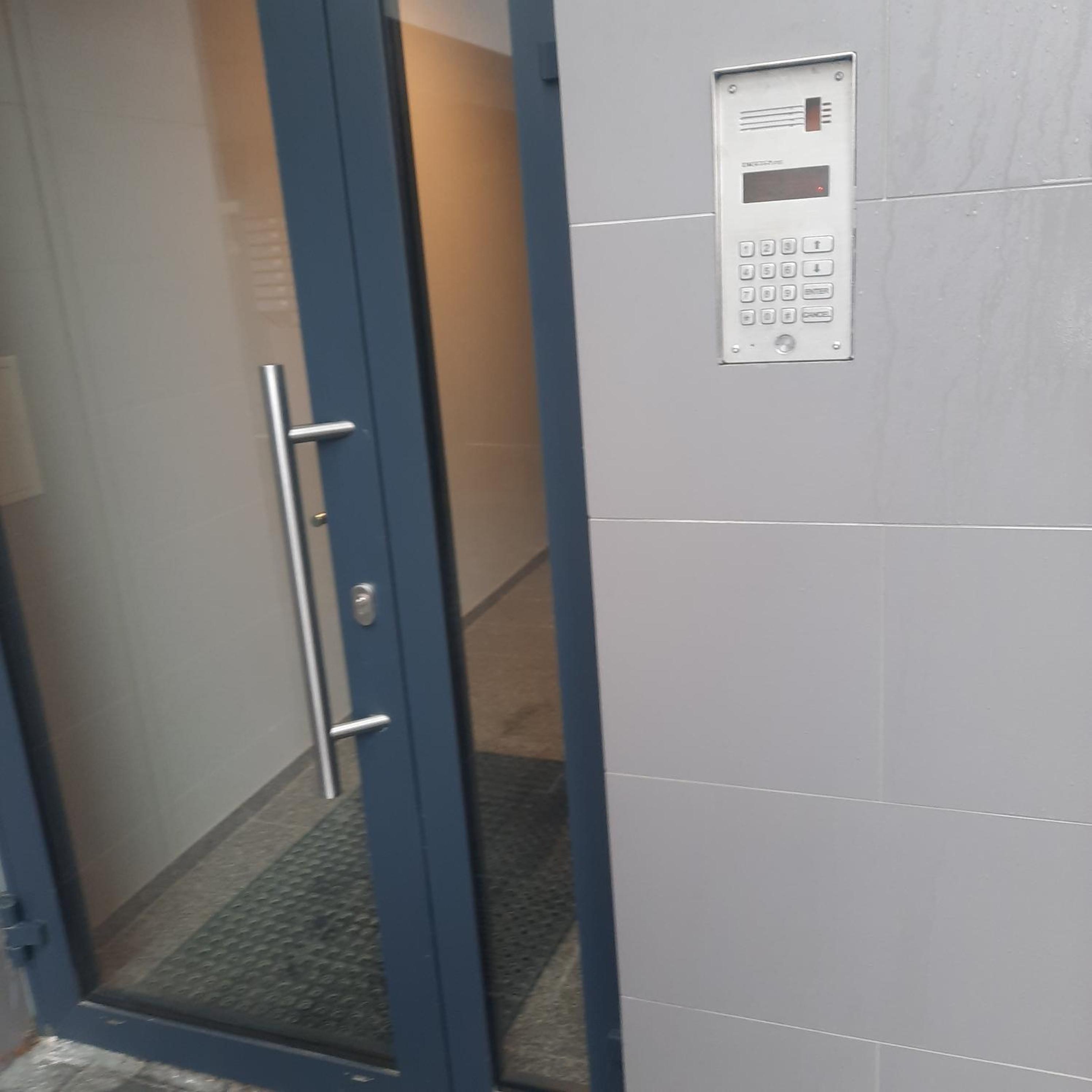 SV apartment self check in free parking