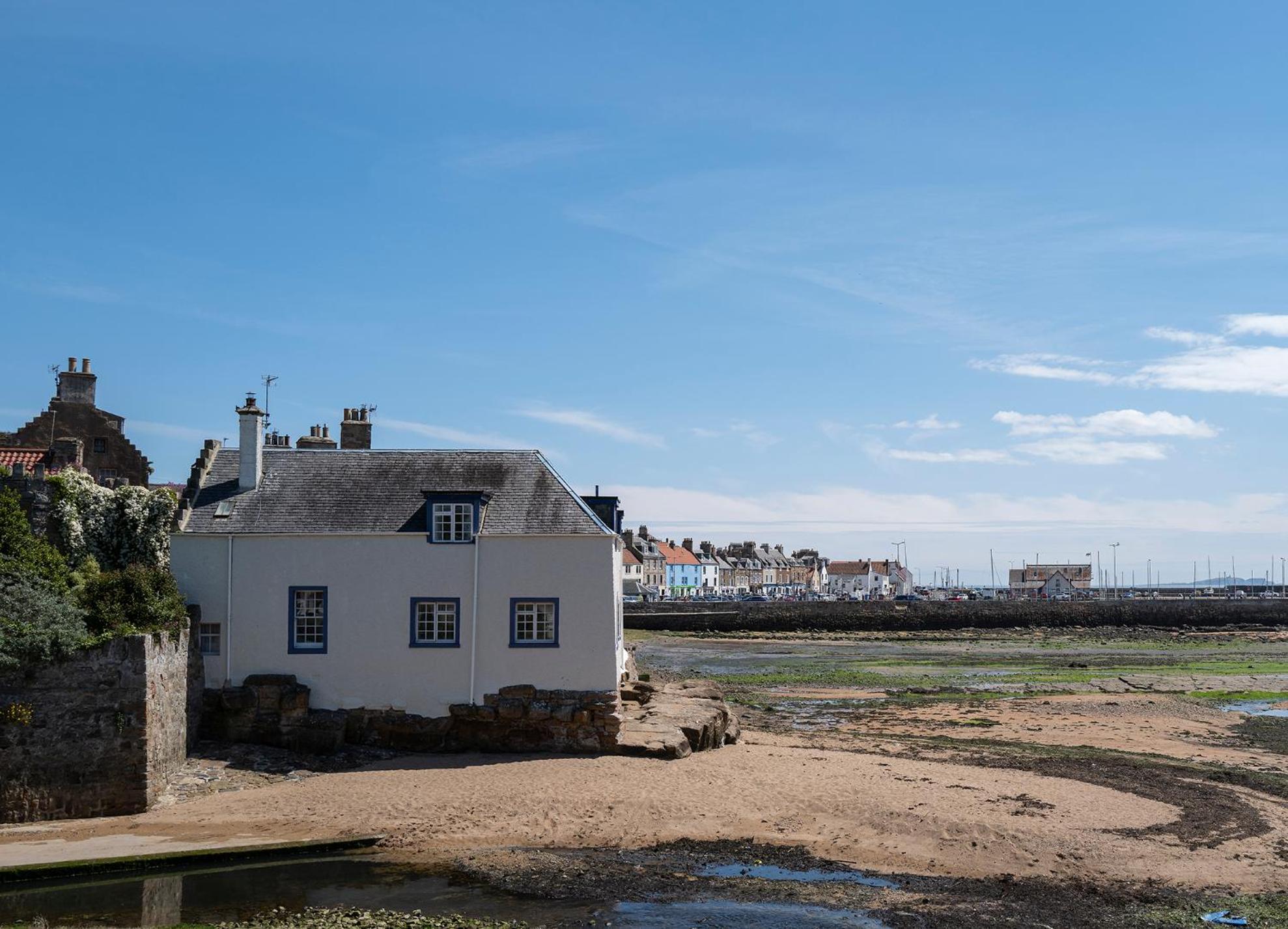 Ainster House