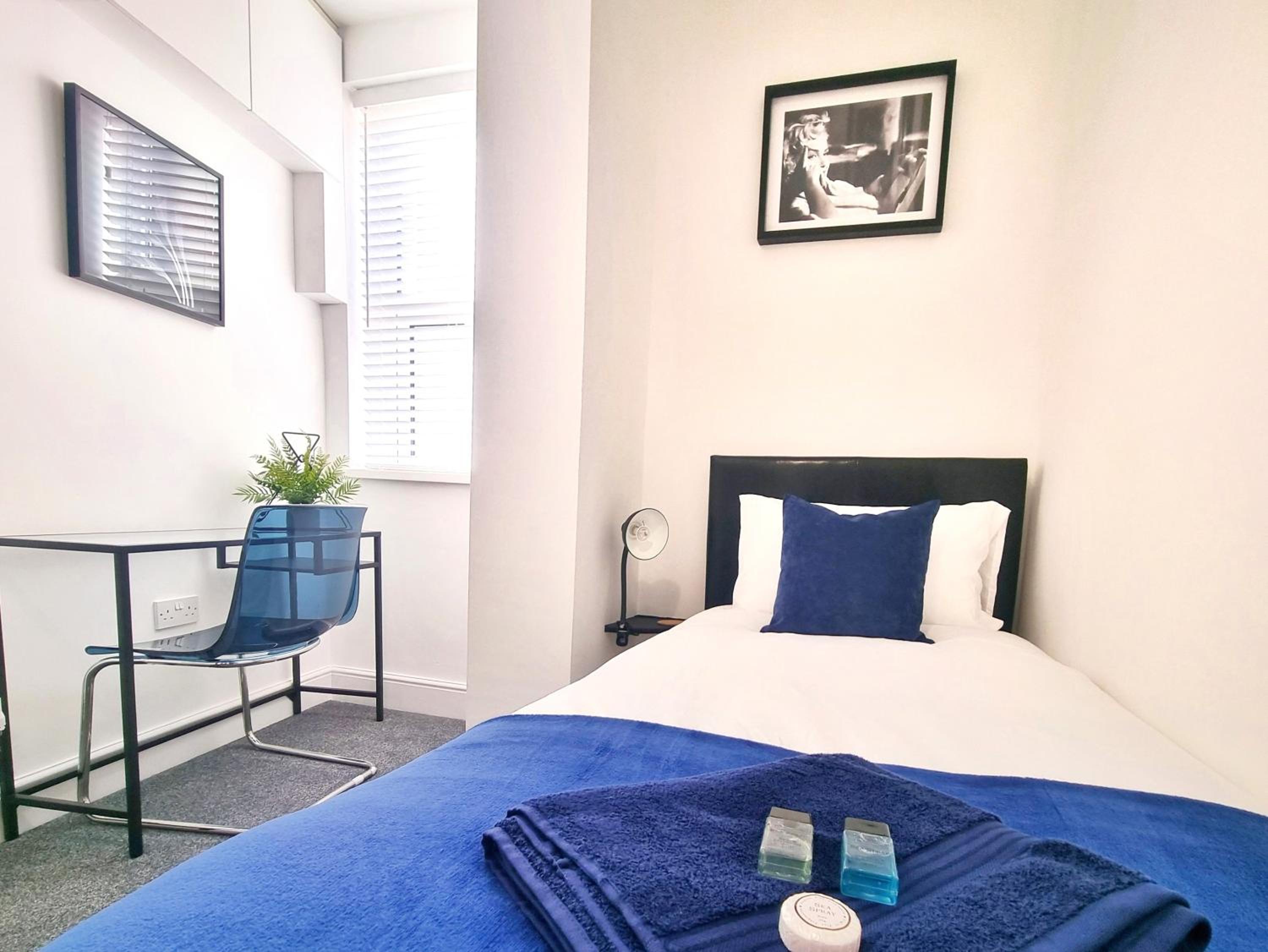 STYLISH 2 Bed APARTMENT WITH FREE PARKING, SPEED WIFI, FREE PARKING view 5