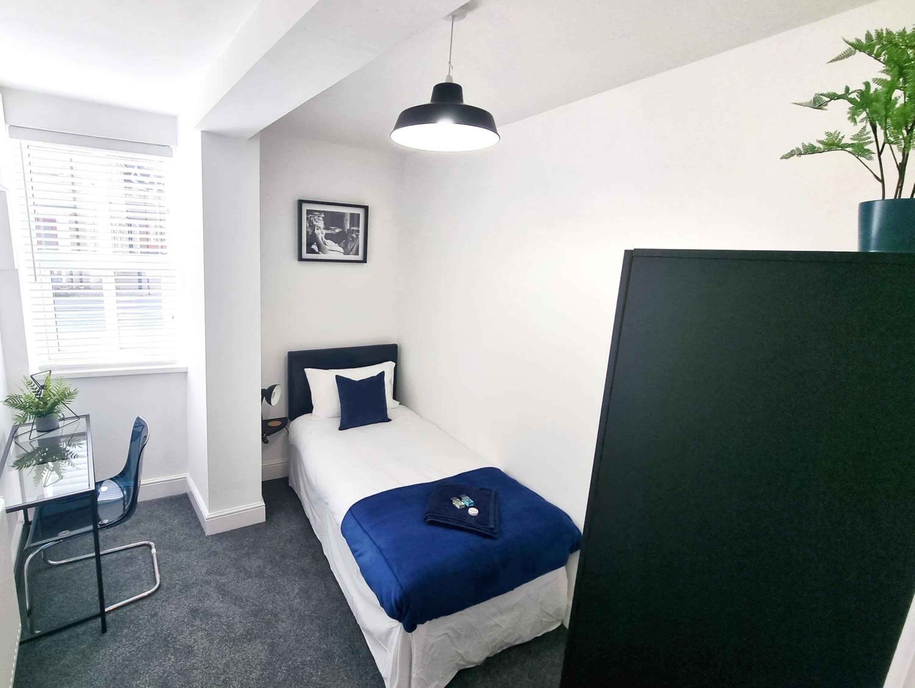 STYLISH 2 Bed APARTMENT WITH FREE PARKING, SPEED WIFI, FREE PARKING view 4