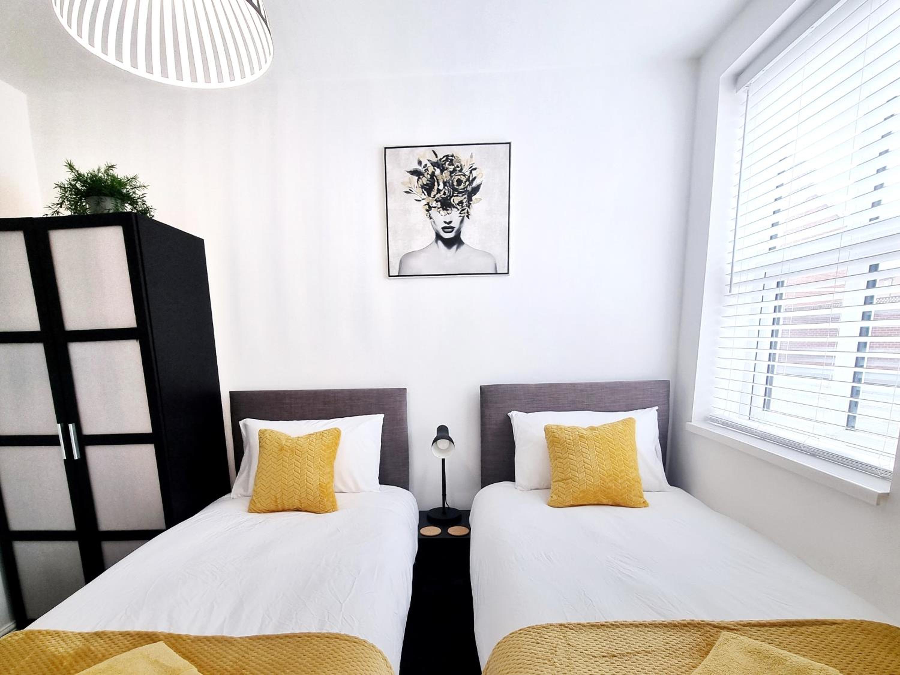 STYLISH 2 Bed APARTMENT WITH FREE PARKING, SPEED WIFI, FREE PARKING view 2