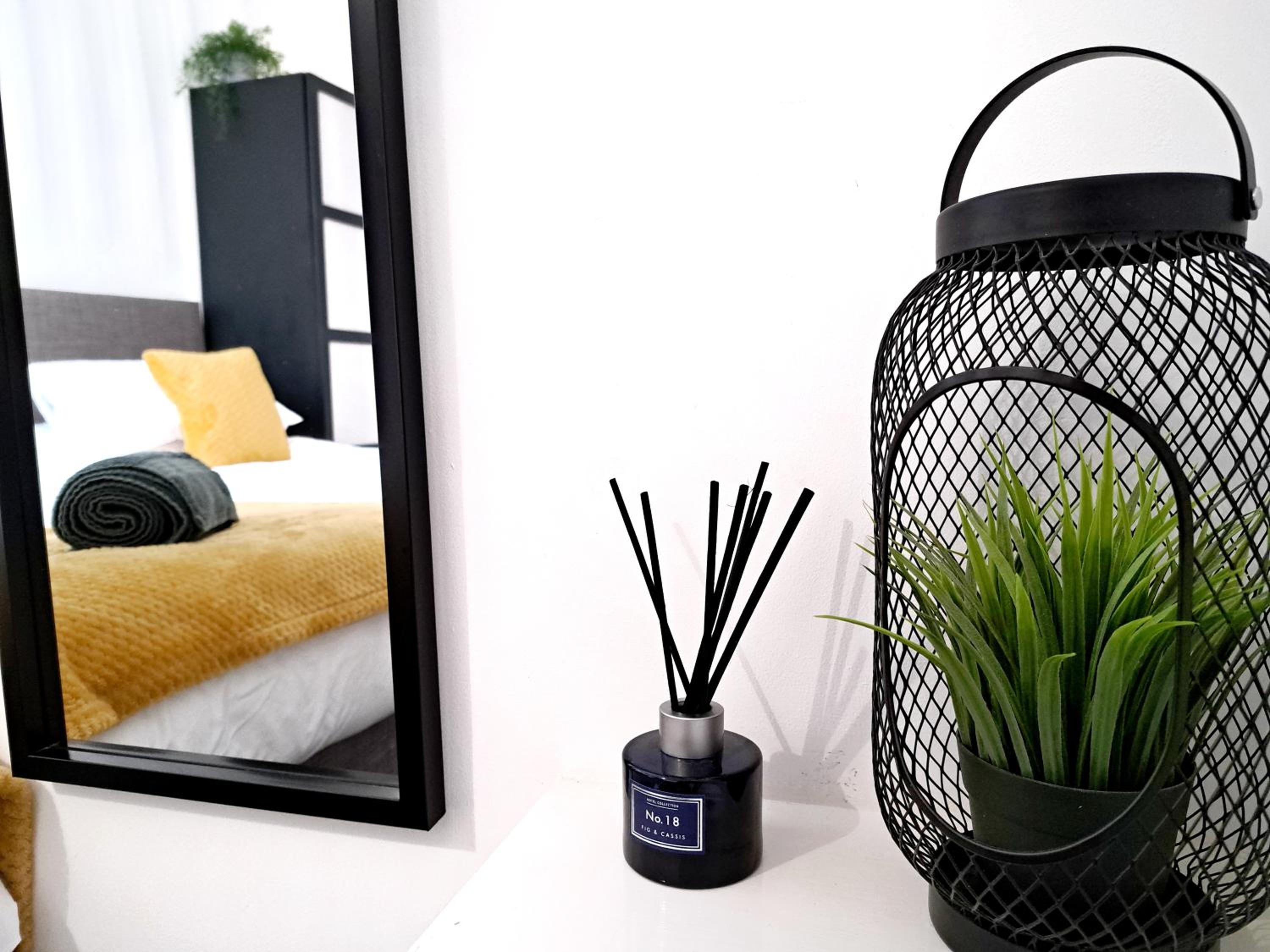 STYLISH 2 Bed APARTMENT WITH FREE PARKING, SPEED WIFI, FREE PARKING view 3